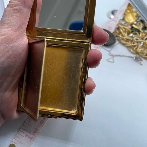 Vintage brass makeup compact by Cara Nome , Langlor’s Inc. - Picture 10 of 10